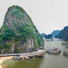 Halong Bay, Sung Sot (Surprise) Cave